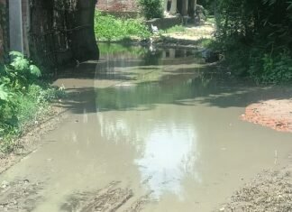 खरिहा में जलभराव की गंभीर समस्या:ग्रामीण परेशान, अधिकारियों पर कार्रवाई न करने का आरोप