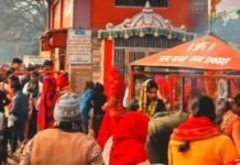 बाबा रामप्रकाश मंदिर में भीड़:हर शनिवार भक्त करते हैं जल अर्पण, आरती में भी जुटे लोग