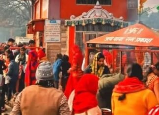 बाबा रामप्रकाश मंदिर में भीड़:हर शनिवार भक्त करते हैं जल अर्पण, आरती में भी जुटे लोग