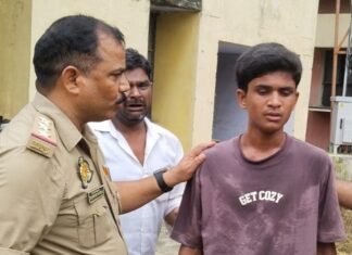 बहराइच में युवक टावर पर चढ़ा:भाई की मौत से आहत था, पुलिस ने समझाकर उतारा