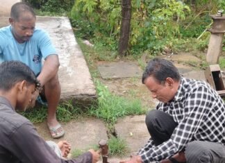 दैनिक भास्कर की खबर का असर:मिहींपुरवा में खराब हैंडपंप ठीक हुआ, वार्डवासियों को पेयजल संकट से राहत