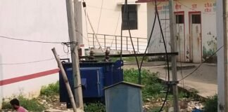 बृजमनगंज के लेहड़ा कस्बे में खुला ट्रांसफार्मर बना खतरा:राजकीय अस्पताल के पास, लोग जाली लगाने की मांग कर रहे