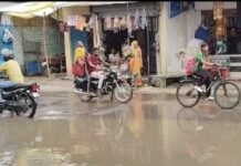दुबौलिया के राम-जानकी मार्ग पर जलभराव:बारिश के बाद राहगीर परेशान, निकासी व्यवस्था की खुली पोल