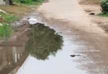 श्रीरामपुर चौराहे पर जल जमाव, ग्रामीण परेशान:शिकायतों के बाद भी नहीं हुआ नाली का निर्माण