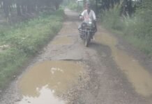 कट्टी तिराहा-बेलवा बिनूहनी मार्ग जर्जर, गड्ढों से भरा:मरीजों और ग्रामीणों को आवागमन में भारी परेशानी