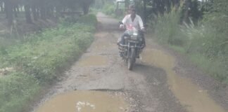 कट्टी तिराहा-बेलवा बिनूहनी मार्ग जर्जर, गड्ढों से भरा:मरीजों और ग्रामीणों को आवागमन में भारी परेशानी