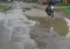 मुख्य मार्ग पर गड्ढों से परेशानी:बारिश में जलभराव से दुर्घटनाओं का खतरा, लोग मांग रहे मरम्मत