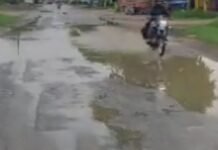 मुख्य मार्ग पर गड्ढों से परेशानी:बारिश में जलभराव से दुर्घटनाओं का खतरा, लोग मांग रहे मरम्मत