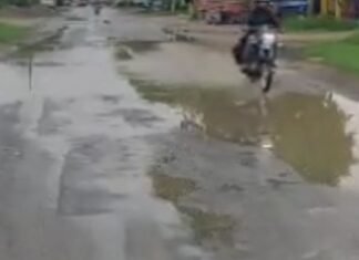 मुख्य मार्ग पर गड्ढों से परेशानी:बारिश में जलभराव से दुर्घटनाओं का खतरा, लोग मांग रहे मरम्मत