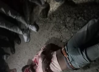 ई-रिक्शा से असंतुलित होकर बाइक खेत में गिरी:बृजमनगंज में हादसा, चालक गंभीर रूप से घायल