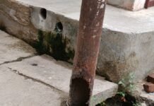 सिसवा के नौका टोला में जर्जर विद्युत पोल:तीन माह से हादसे का डर, विभाग को सूचना दी गई