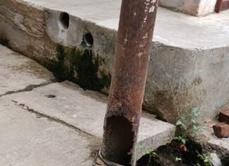 सिसवा के नौका टोला में जर्जर विद्युत पोल:तीन माह से हादसे का डर, विभाग को सूचना दी गई