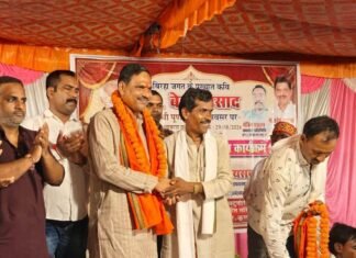 महराजगंज में कवि बेचन प्रसाद की प्रतिमा का अनावरण:चौथी पुण्यतिथि पर राजेश जायसवाल ने किया अनावरण