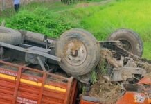 महराजगंज के हरपुर पकड़ी के पास ट्रक पलटा:चालक को झपकी आने से हादसा, जान-माल सुरक्षित