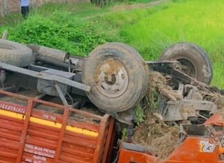 महराजगंज के हरपुर पकड़ी के पास ट्रक पलटा:चालक को झपकी आने से हादसा, जान-माल सुरक्षित