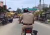 दारोगा का बिना हेलमेट बाइक चलाते वीडियो वायरल:चौक थाने में मोबाइल पर बात करते दिखे, जांच के आदेश