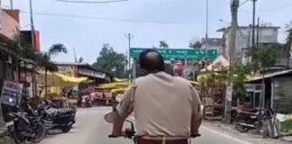 दारोगा का बिना हेलमेट बाइक चलाते वीडियो वायरल:चौक थाने में मोबाइल पर बात करते दिखे, जांच के आदेश