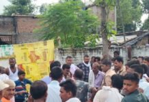 शीशम के पेड़ से लटका मिला युवक का शव:महराजगंज के झाड़वलिया का मामला, जांच में जुटी पुलिस