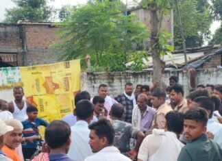 शीशम के पेड़ से लटका मिला युवक का शव:महराजगंज के झाड़वलिया का मामला, जांच में जुटी पुलिस