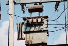 बहराइच के पहाड़ पूरावा में 15 दिन से बिजली संकट:50-60 घर प्रभावित, ग्रामीणों ने समाधान की मांग की