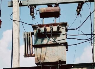 बहराइच के पहाड़ पूरावा में 15 दिन से बिजली संकट:50-60 घर प्रभावित, ग्रामीणों ने समाधान की मांग की