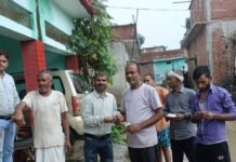 बाढ़ से घिरे आठ गांवों में पहुंची स्वास्थ्य टीम:फखरपुर में बाढ़ प्रभावित आठ गांवों मे मरीजों का स्वास्थ्य परीक्षण कर बांटी गईं दवाएं