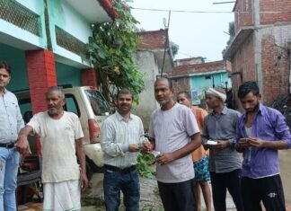 बाढ़ से घिरे आठ गांवों में पहुंची स्वास्थ्य टीम:फखरपुर में बाढ़ प्रभावित आठ गांवों मे मरीजों का स्वास्थ्य परीक्षण कर बांटी गईं दवाएं