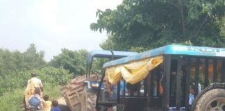 शिवपुरा-लालपुर मार्ग पर ईंट लदी ट्राली पलटी:दो घंटे तक आवागमन बाधित, पुलिस ने बहाल कराया