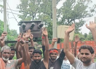 सिपहिया हुलास में ट्रांसफार्मर जला, ग्रामीण परेशान:दो साल से बिजली संकट, 63 KVA ट्रांसफार्मर लगाने की मांग