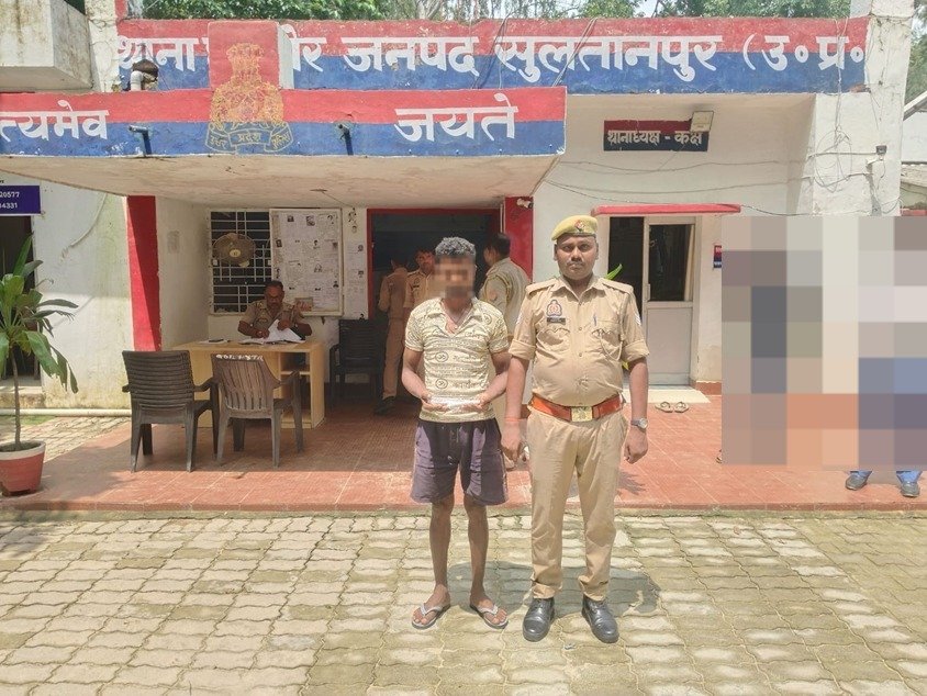 थाना धम्मौर पुलिस द्वारा अवैध तमंचा एवं जिन्दा कारतूस के साथ अभियुक्त को किया गया गिरफ्तार*