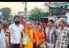 चार धाम यात्रा पर निकले बुजुर्ग:मणि चंद चौराहे पर विक्की चौधरी ने चरण स्पर्श कर दी शुभकामनाएं
