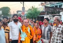 चार धाम यात्रा पर निकले बुजुर्ग:मणि चंद चौराहे पर विक्की चौधरी ने चरण स्पर्श कर दी शुभकामनाएं