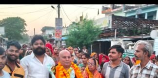 चार धाम यात्रा पर निकले बुजुर्ग:मणि चंद चौराहे पर विक्की चौधरी ने चरण स्पर्श कर दी शुभकामनाएं