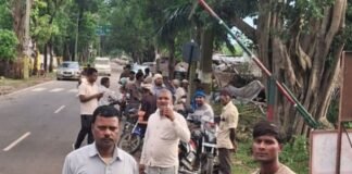 आंधी-तूफान से ठप गांवों की बिजली चार दिन बाद लौटी:खंभे और लाइनें क्षतिग्रस्त होने से ठप थी आपूर्ति, कर्मियों ने दिन-रात जुटकर बहाल की
