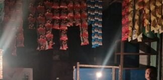 बस्ती के अमोढ़ा में 4 दिन से बिजली गुल:मोमबत्ती और गैस की रोशनी में चल रहीं दुकानें