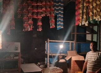 बस्ती के अमोढ़ा में 4 दिन से बिजली गुल:मोमबत्ती और गैस की रोशनी में चल रहीं दुकानें