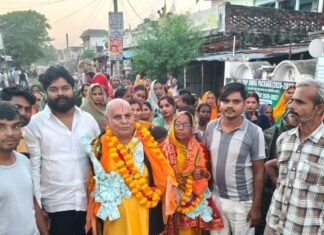 पितृपक्ष में पति-पत्नी चारों धाम यात्रा पर निकले:गांव वालों ने गाजे-बाजे के साथ विदा किया, परिवार में उत्साह