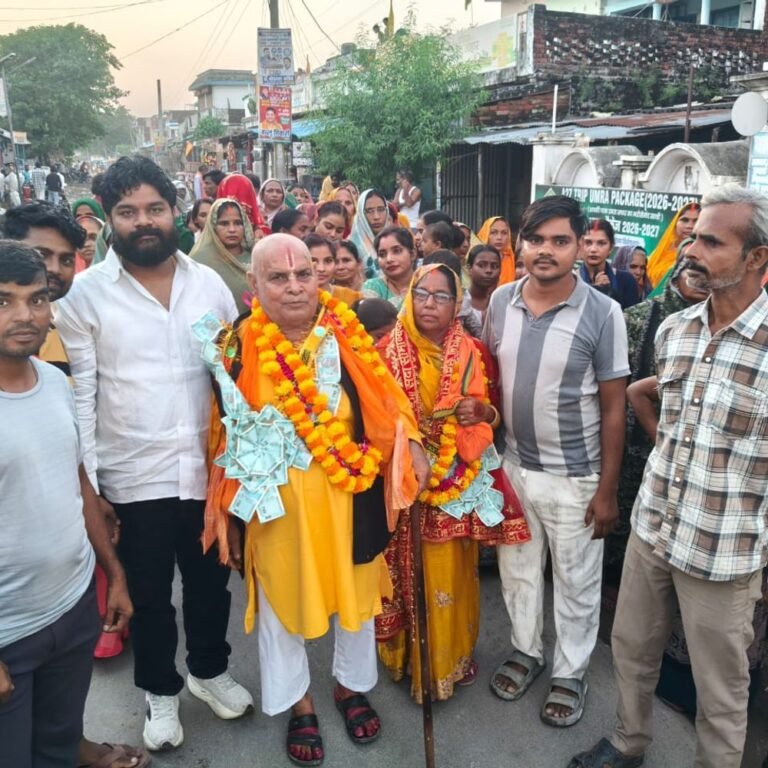 पितृपक्ष में पति-पत्नी चारों धाम यात्रा पर निकले:गांव वालों ने गाजे-बाजे के साथ विदा किया, परिवार में उत्साह