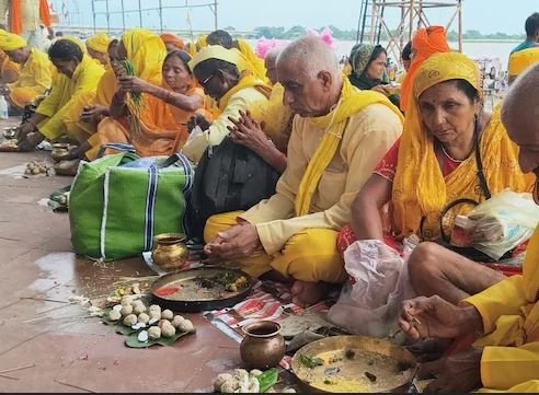 पितृ पक्ष में राशि के अनुसार इस रंग के वस्तुओं का करें दान, सूर्य देव के जरिए पितरों तक पहुंचेगा तर्पण, ज्योतिषाचार्य नें बताया