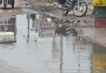महदेइया बाजार में बारिश के बाद जलभराव:नालों की सफाई न होने से आवागमन प्रभावित, राहगीर परेशान
