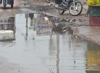महदेइया बाजार में बारिश के बाद जलभराव:नालों की सफाई न होने से आवागमन प्रभावित, राहगीर परेशान