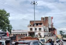 संतोषी मंदिर रेलवे क्रॉसिंग पर भीषण जाम:वीर विनय चौराहा से इंडियन पेट्रोल पंप तक लगी वाहनों की लंबी कतार