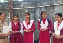 पुलिस टीम ने महिलाओं को सुरक्षा के प्रति किया जागरूक:तुलसीपुर में गुड टच-बैड टच, कानूनी अधिकारों और हेल्पलाइन नंबर बताए