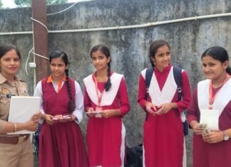 पुलिस टीम ने महिलाओं को सुरक्षा के प्रति किया जागरूक:तुलसीपुर में गुड टच-बैड टच, कानूनी अधिकारों और हेल्पलाइन नंबर बताए