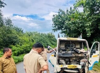गुमड़ी जंगल में पिकअप-स्कॉर्पियो की टक्कर, दो लोग घायल:गोंडा-उतरौला मुख्य मार्ग पर हुआ हादसा, कार चालक फरार