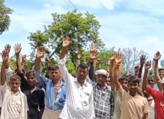बलरामपुर के चिरौंजीपुर गांव में 80 साल से बिजली नहीं:ग्रामीण अंधेरे में रहने को मजबूर; किया प्रदर्शन