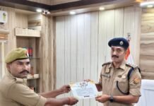 नदी में कूदने जा रहे दंपति और बच्चों को बचाया:बलरामपुर में डायल-112 की तत्परता से बची जान, एसपी ने आरक्षी कमांडर और चालक को किया सम्मानित