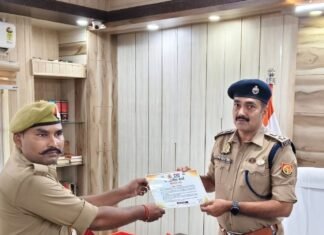 नदी में कूदने जा रहे दंपति और बच्चों को बचाया:बलरामपुर में डायल-112 की तत्परता से बची जान, एसपी ने आरक्षी कमांडर और चालक को किया सम्मानित