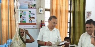 बलरामपुर में सीएमओ ने जिला अस्पताल का किया निरीक्षण:वार्ड की व्यवस्थाएं परखीं, वार्डों का जायजा लिया