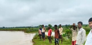 राप्ती नदी के तेज कटान से 200 घरों पर खतरा:तुलसीपुर के बेला गांव में 35 किसानों की कृषि भूमि नदी में समाई